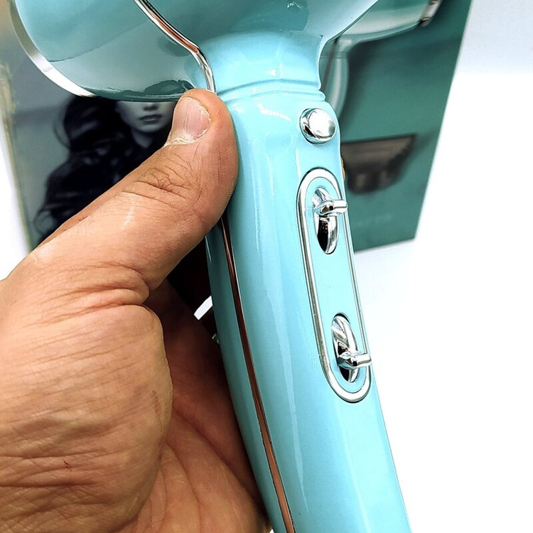 سشوار وی جی ار اصلی و اورجینال شرکتی دارای کابل سه متری با کابل صنعتی کابل ژله ای ،دارای قابلیت تعویض فیلتر